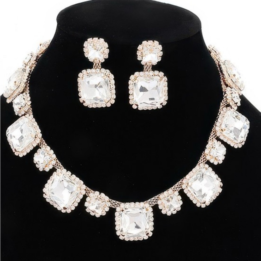 NWT BOUTIQUE_Rhinestone party necklace set